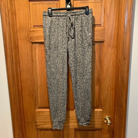 Gibsonlook Leopard Print Easy Jogger Pants XS NWT - Picture 2 of 6
